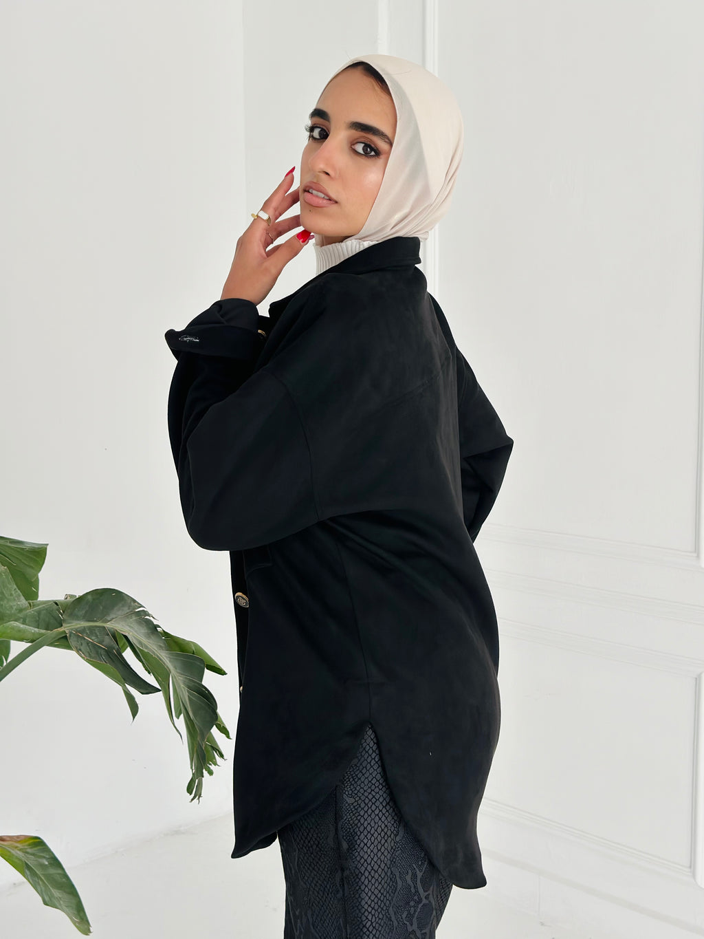 Suede jacket - Black ( items on sale cancan’t be open , Refund or Exchange)