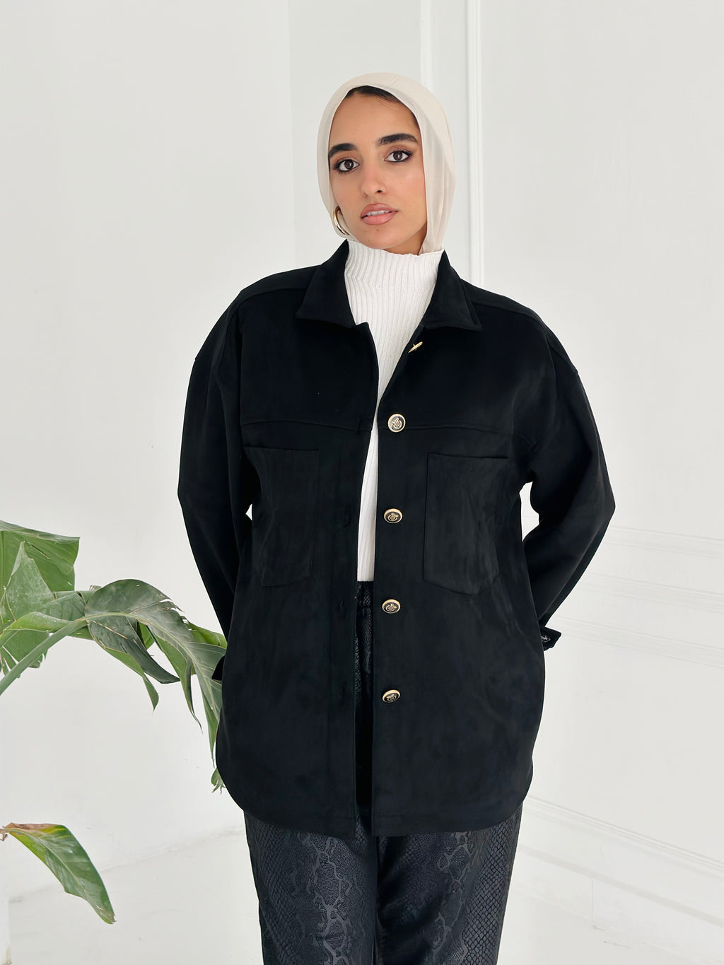 Suede jacket - Black ( items on sale cancan’t be open , Refund or Exchange)